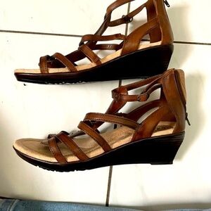 Earth Spirit‎ Sandal size 10. brown. in like new condition ,  only worn once.